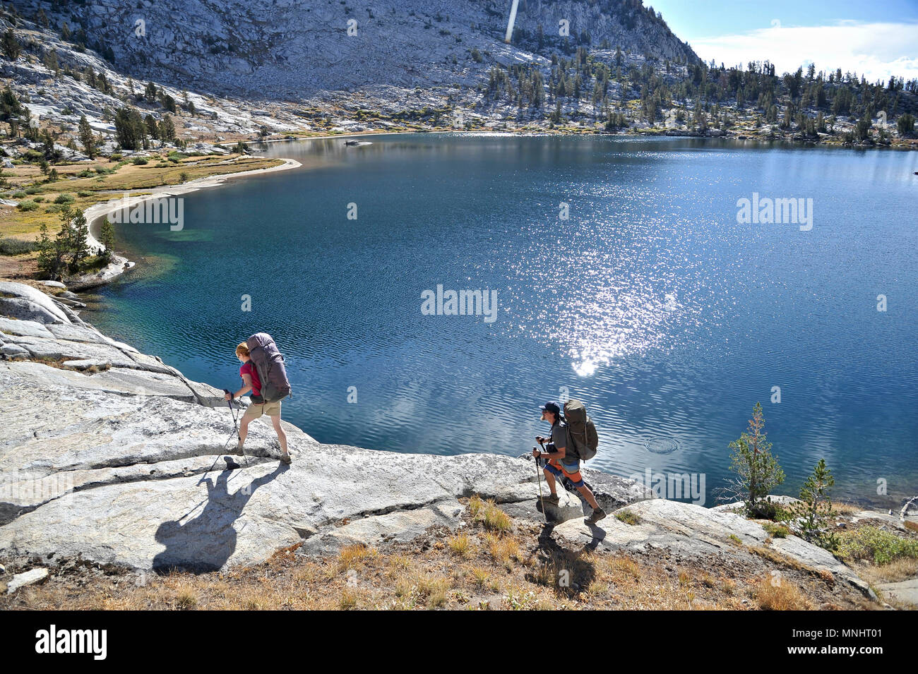 Backpackers wandern über Grouse See auf dem Weg zum Grouse Lake Pass auf einer zwei-wöchigen Trek der Sierra Hohe Weg in Kings Canyon National Park in Kalifornien. Die 200 km Route etwa Parallels die beliebte John Muir Trail durch die Sierra Nevada von Kalifornien von Kings Canyon National Park, Yosemite National Park. Stockfoto