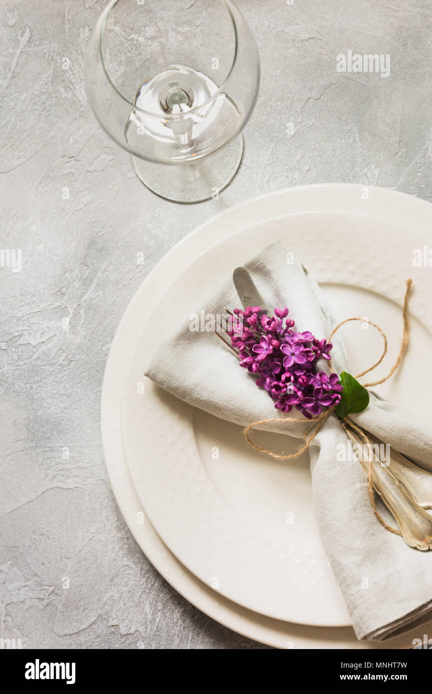 Frühling elegante Tisch mit violett Lila, Besteck auf vintage Tabelle. Blick von oben. Stockfoto