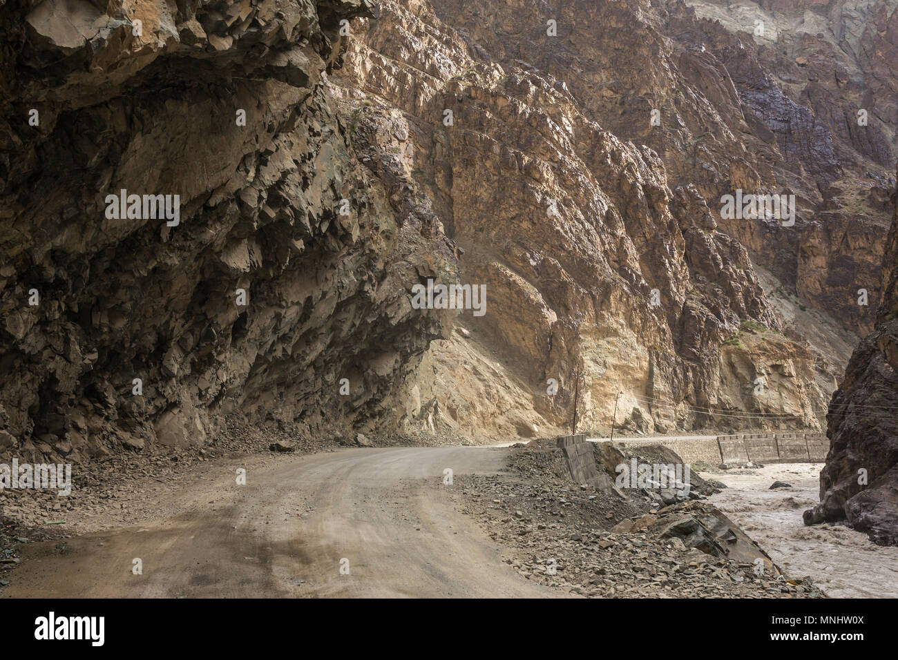 Gefährliche Mountain Road zwischen Leh und Lamayuru in Ladakh, Jammu und Kaschmir, Indien Stockfoto