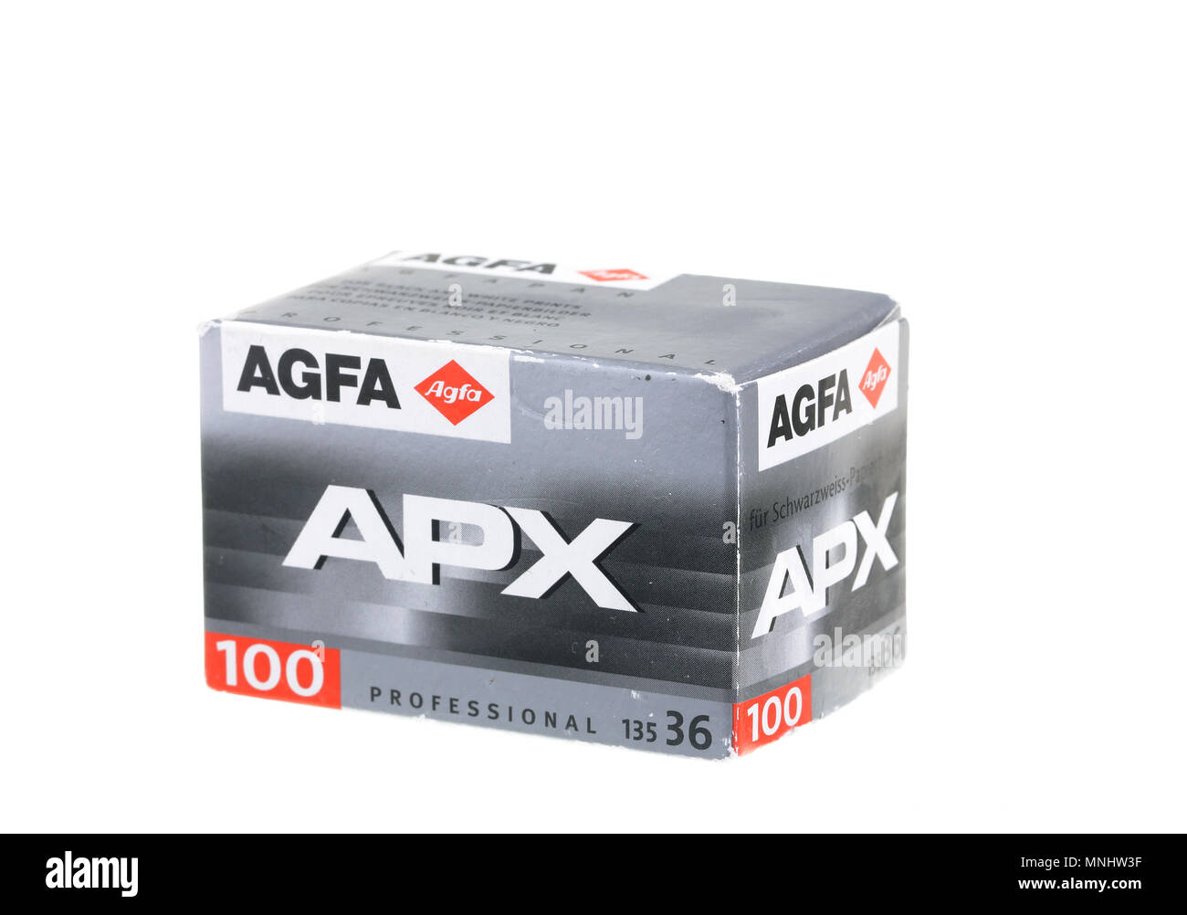 Einen älteren Film Verpackung ab etwa 2002, mit negativen Agfa APX B&W film ISO 100 36 Aufnahmen. Auf weissem Hintergrund. Stockfoto