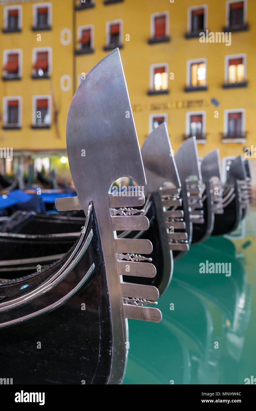 Nahaufnahme einer venezianischen Gondel Metall Design bei der Bug in Venedig, Italien Stockfoto