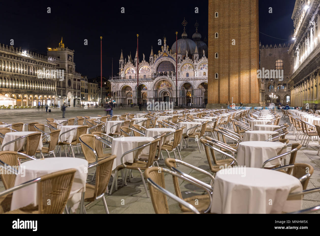 Saint Mark Square mit San Giorgio di Maggiore Kirche im Hintergrund in Venedig, Italien Stockfoto