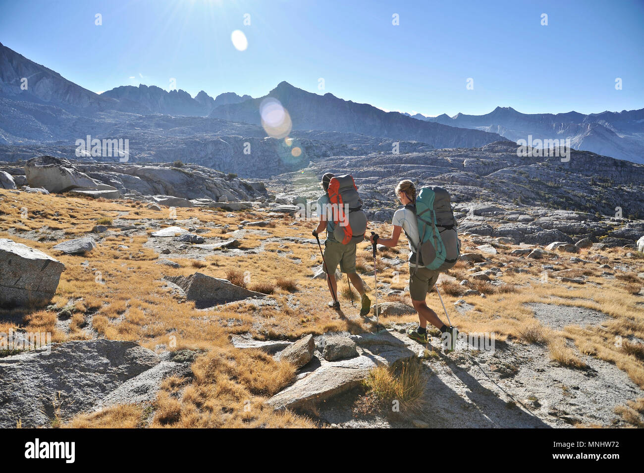 Backpackers Wanderung zu Knapsack Pass in der Nähe von Columbine Berg in Palisade Becken auf einer zwei-wöchigen Trek der Sierra Hohe Weg in Kings Canyon National Park in Kalifornien. Die 200 km Route etwa Parallels die beliebte John Muir Trail durch die Sierra Nevada von Kalifornien von Kings Canyon National Park, Yosemite National Park. Stockfoto