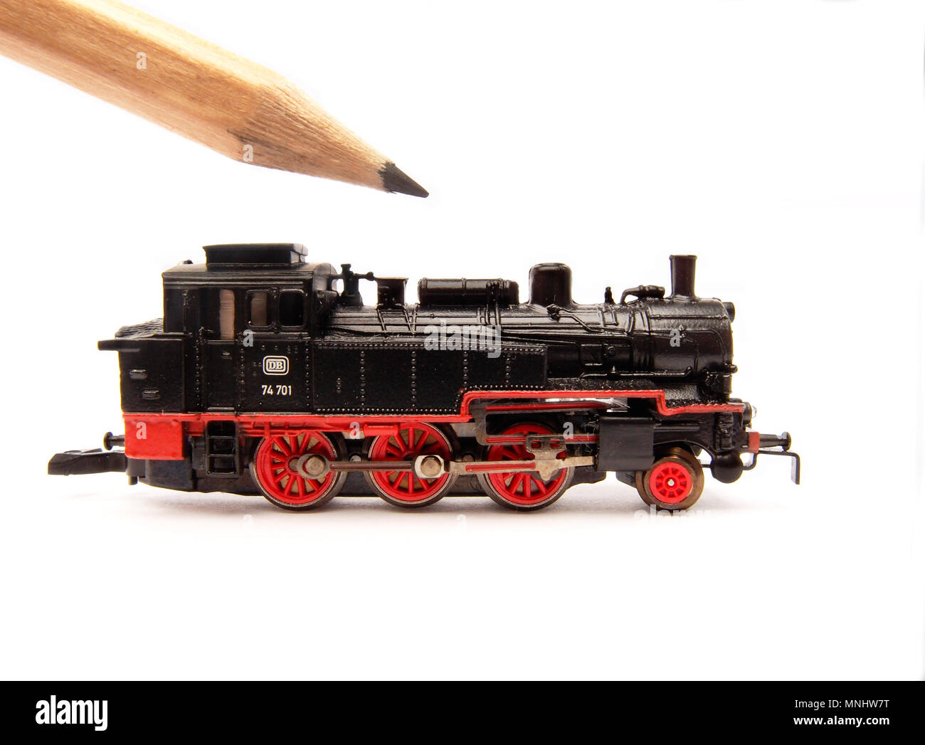 Modell der Dampf 74 an die Deutsche Bahn (DB) im Vergleich mit einem Bleistift. Märklin mini-club Z-Skala (1: 300), #8895Th Stockfoto