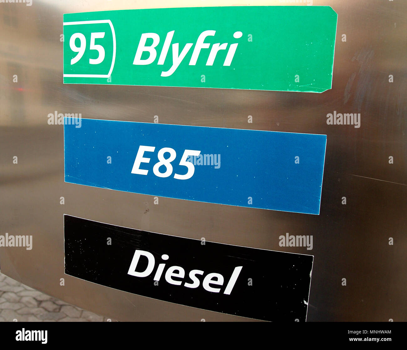 Schwedische typische Tankstelle mit Markierungen für verschiedene Brennstoffe, Benzin, Ethanol und Diesel. Stockfoto