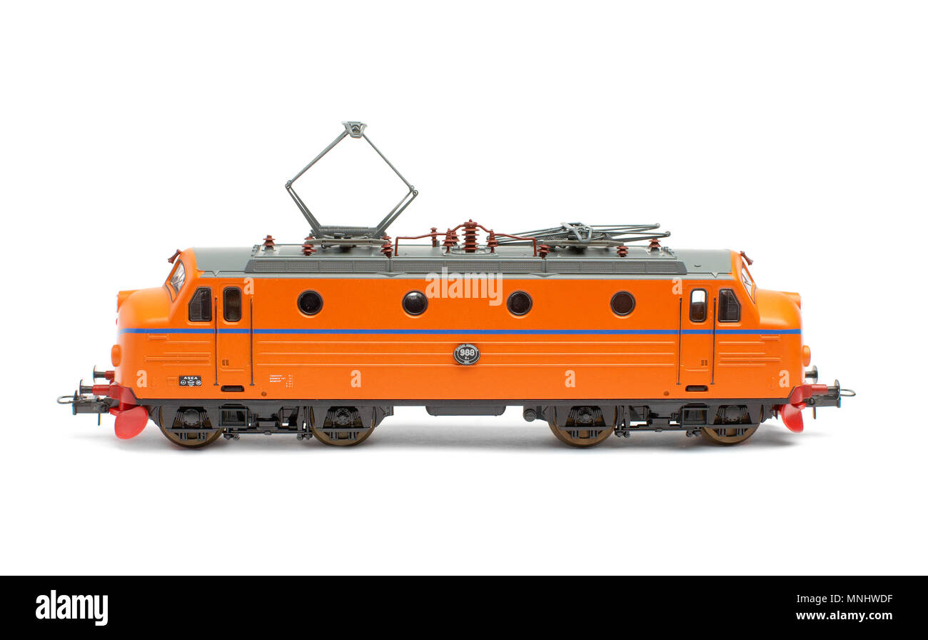 Modell der schwedischen Staatsbahn SJ klasse Ra von Lima. Sscale 1:87 (H0 (von der Seite gesehen auf weißem Hintergrund. Original manufa Stockfoto Modell der schwedischen Staatsbahn SJ klasse Ra von Lima. Sscale 1:87 (H0 (von der Seite gesehen auf weißem Hintergrund. Original manufa Stockfoto