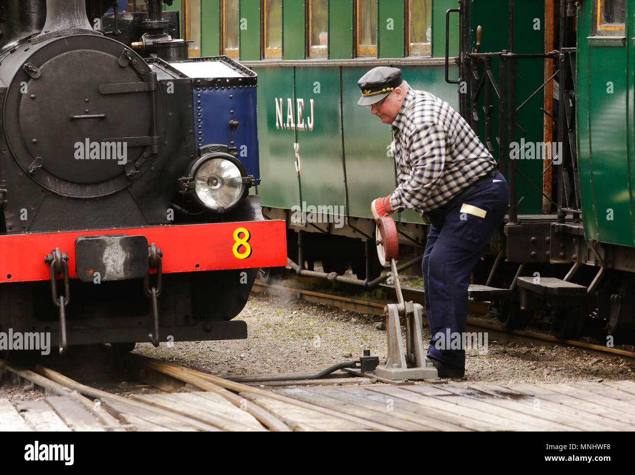 Mariefred, Schweden - 11. Mai 2013: ein Mann, Anschluss für ther Zug im Hof neben der Dampflok Nr. 8 Emsfors, Schalter am railw Stockfoto