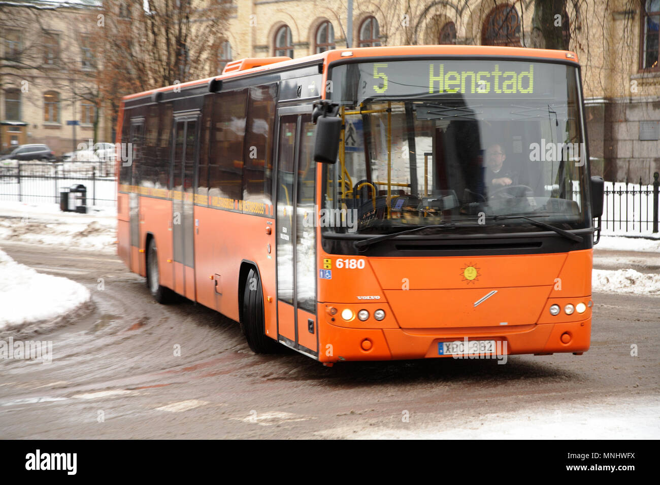 Karlstad, Schweden - Dezember 16, 2012: Bus auf der Linie 5 mit Ziel Henstad verwandelt sich in Tingvalla Straße aus Ost Torggatan in Karlstad City Stockfoto