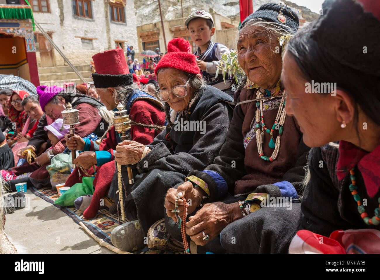 Lamayuru, Indien - 19. Juni 2017: Unbekannter Ladakhi alte Damen während der buddhistischen Festival in Lamayuru Gompa Kloster, Ladakh, Nordindien Stockfoto