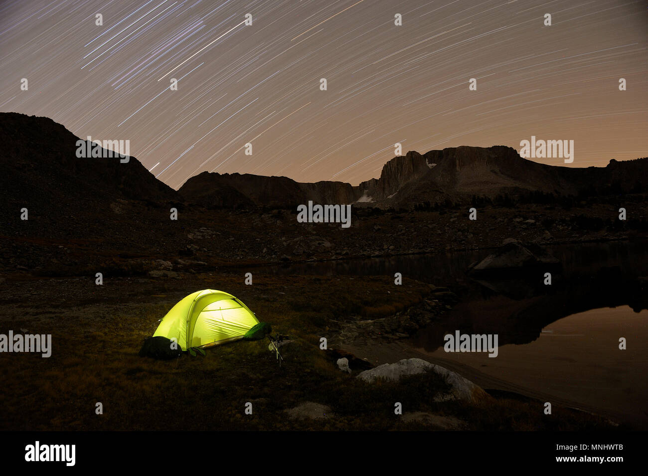 Backpackers Camp unter den Sternen am Deer Seen auf Mammoth Crest auf Trek von Sierra Hohe Weg in John Muir Wildnis in Kalifornien, USA Stockfoto