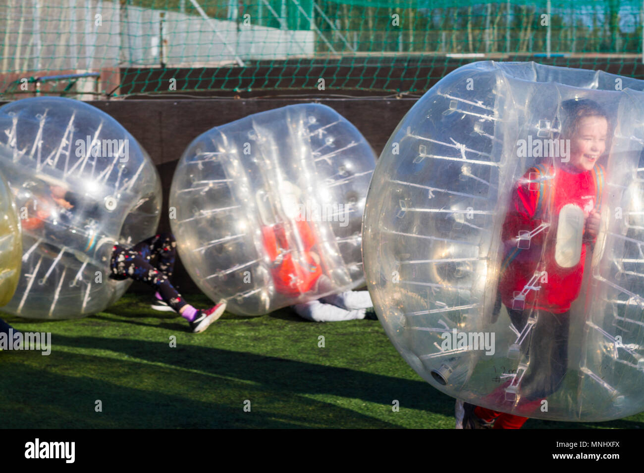 Kinder, Kinder, auf eine Blase Fußball Geburtstag, Dublin Irland bubble Soccer, Spaß Konzept, Glück Konzept Stockfoto