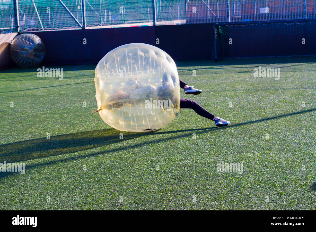 Kinder, Kinder, auf eine Blase Fußball Geburtstag, Dublin Irland bubble Soccer, Spaß Konzept, Glück Konzept Stockfoto