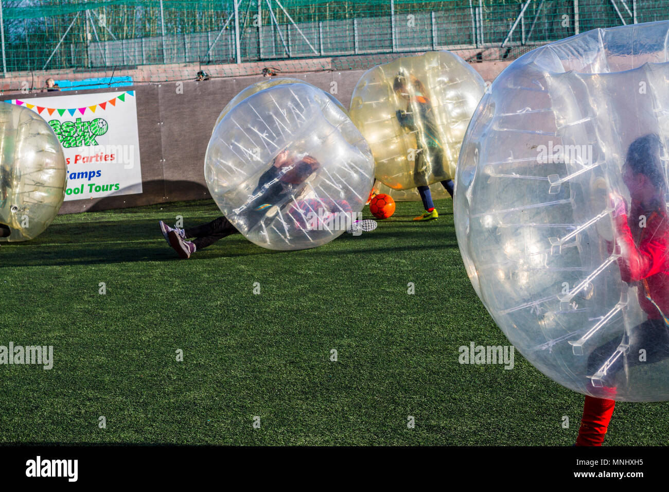 Kinder, Kinder, auf eine Blase Fußball Geburtstag, Dublin Irland bubble Soccer, Spaß Konzept, Glück Konzept Stockfoto