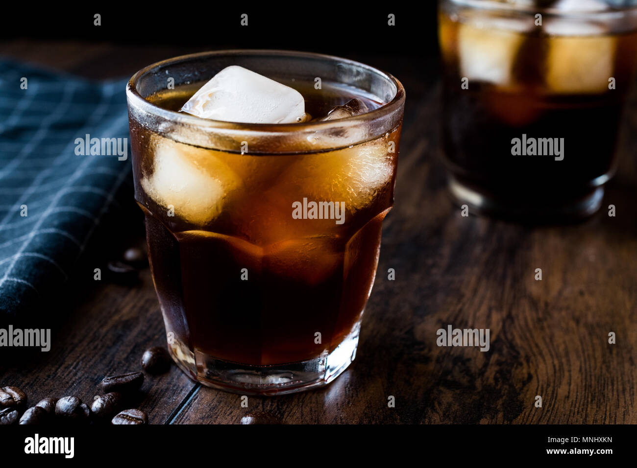Kalter Kaffee brühen, mit Eis oder Eiskaffee. Bio Trinken. Stockfoto