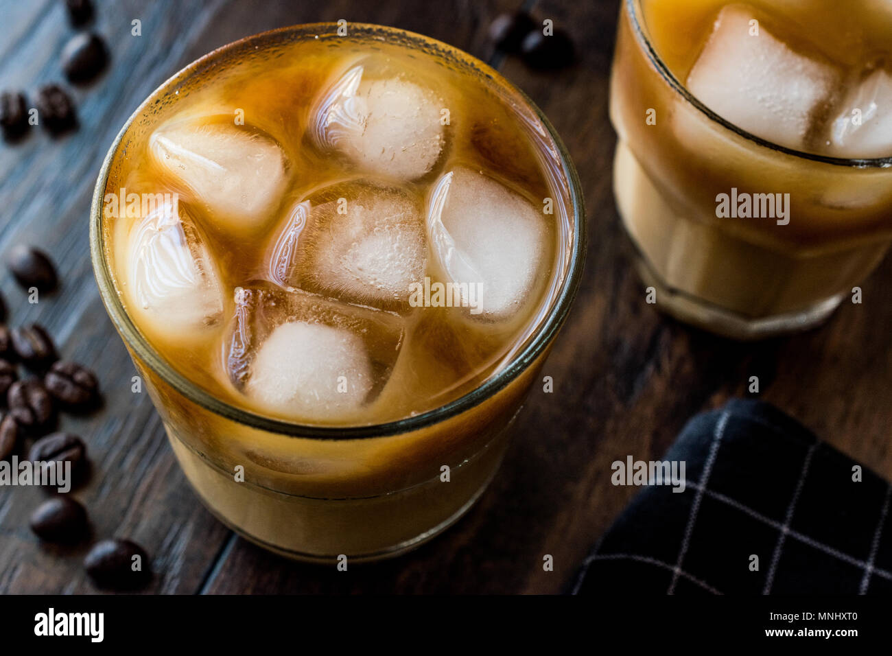 Kalter Kaffee brühen mit Milch und Eis. (Eiskaffee). Bio Trinken. Stockfoto