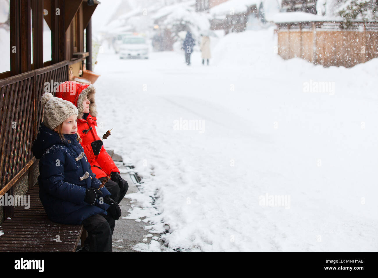 Kinder essen hida Rindfleisch Imbiss im Freien im Winter Tag im historischen Dorf Shirakawa-go in Japan Stockfoto