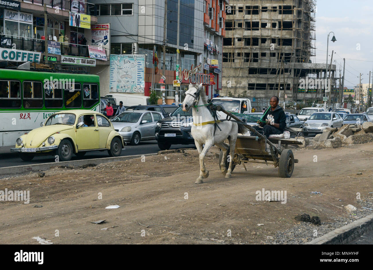 Äthiopien, Addis Abeba, Vorstadt, Pferdewagen auf dem mittleren Weg der vierspurigen Straße/AETHIOPIEN, Addis Abeba, Verkehr, Pferdewagen Stockfoto