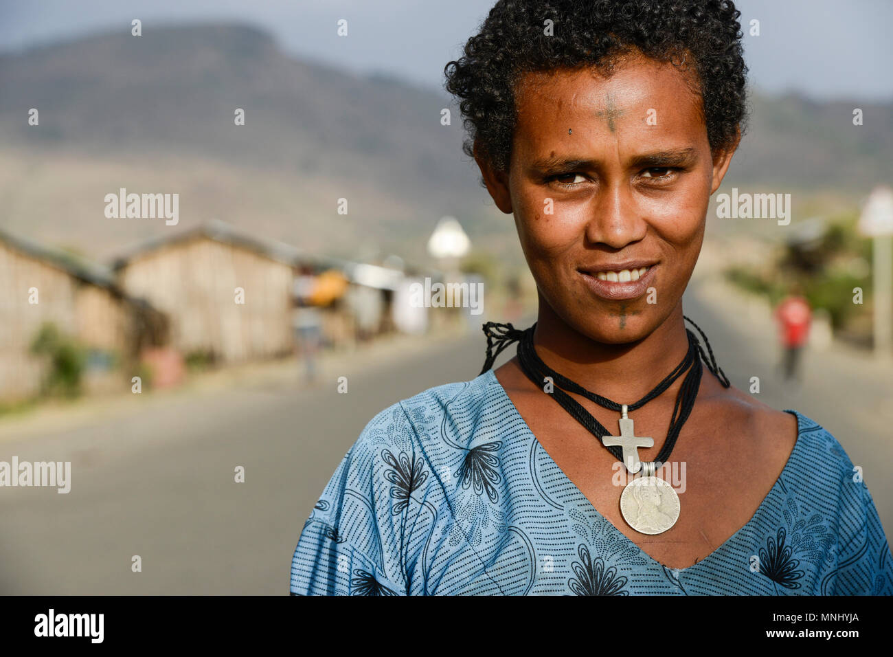Äthiopien, Amhara, Dorf in der Nähe von Gondar, Amharisch orthodoxe  christliche Frau mit tätowierten Kreuz auf der Stirn und Kreuz Halskette /  AETHIOPIEN, Amhara, Gonder, orthodoxe Christin mit taetowiertem Kreuz auf  der