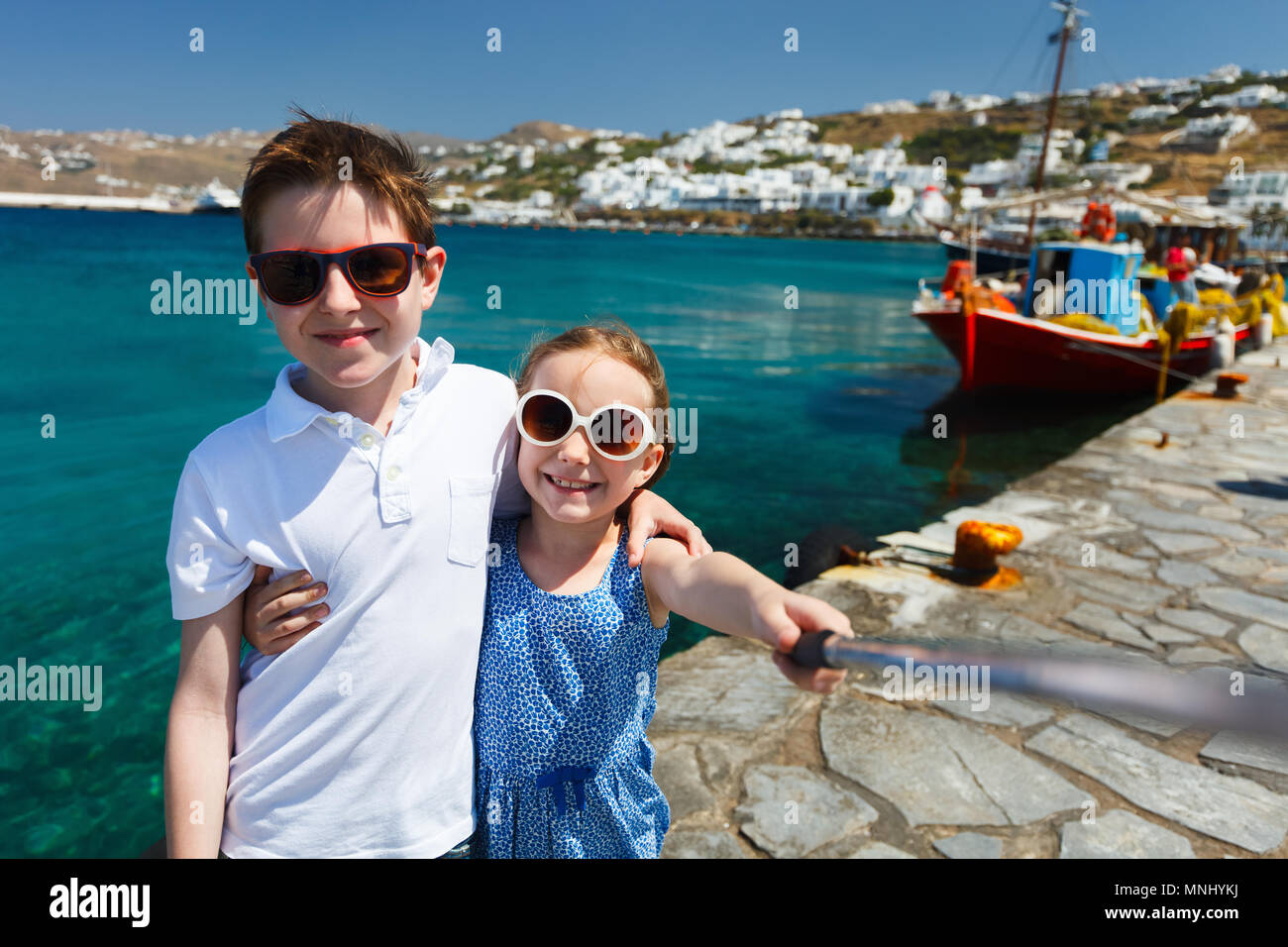 Kinder, Bruder und Schwester, selfie mit einem Stock auf der Insel Mykonos, Griechenland Stockfoto