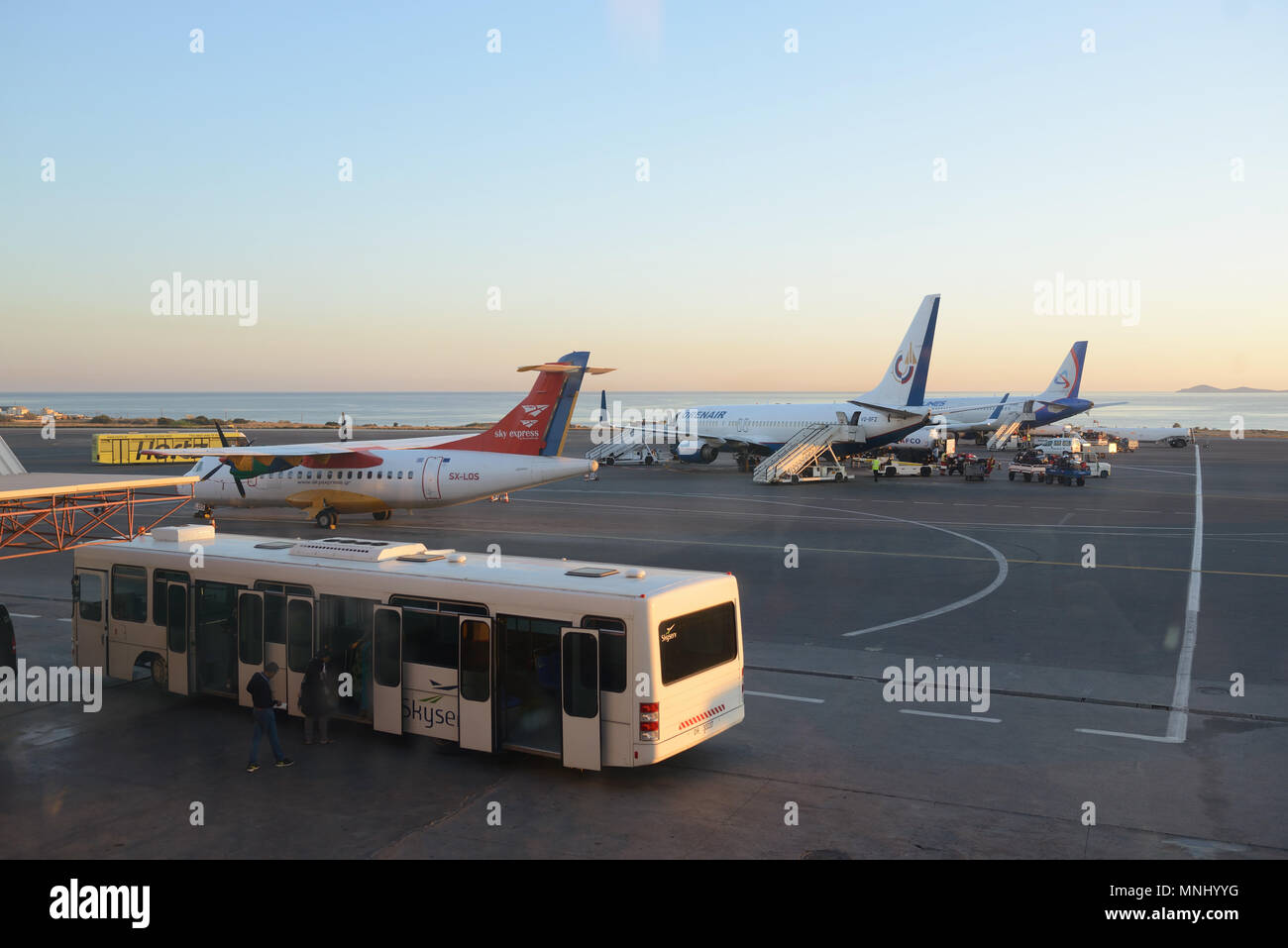 Tails einiger Flugzeuge am Flughafen beim Boarding operations. Sie sind Flugzeuge auf den Sonnenuntergang. Reisen und Transport Konzepte. Stockfoto