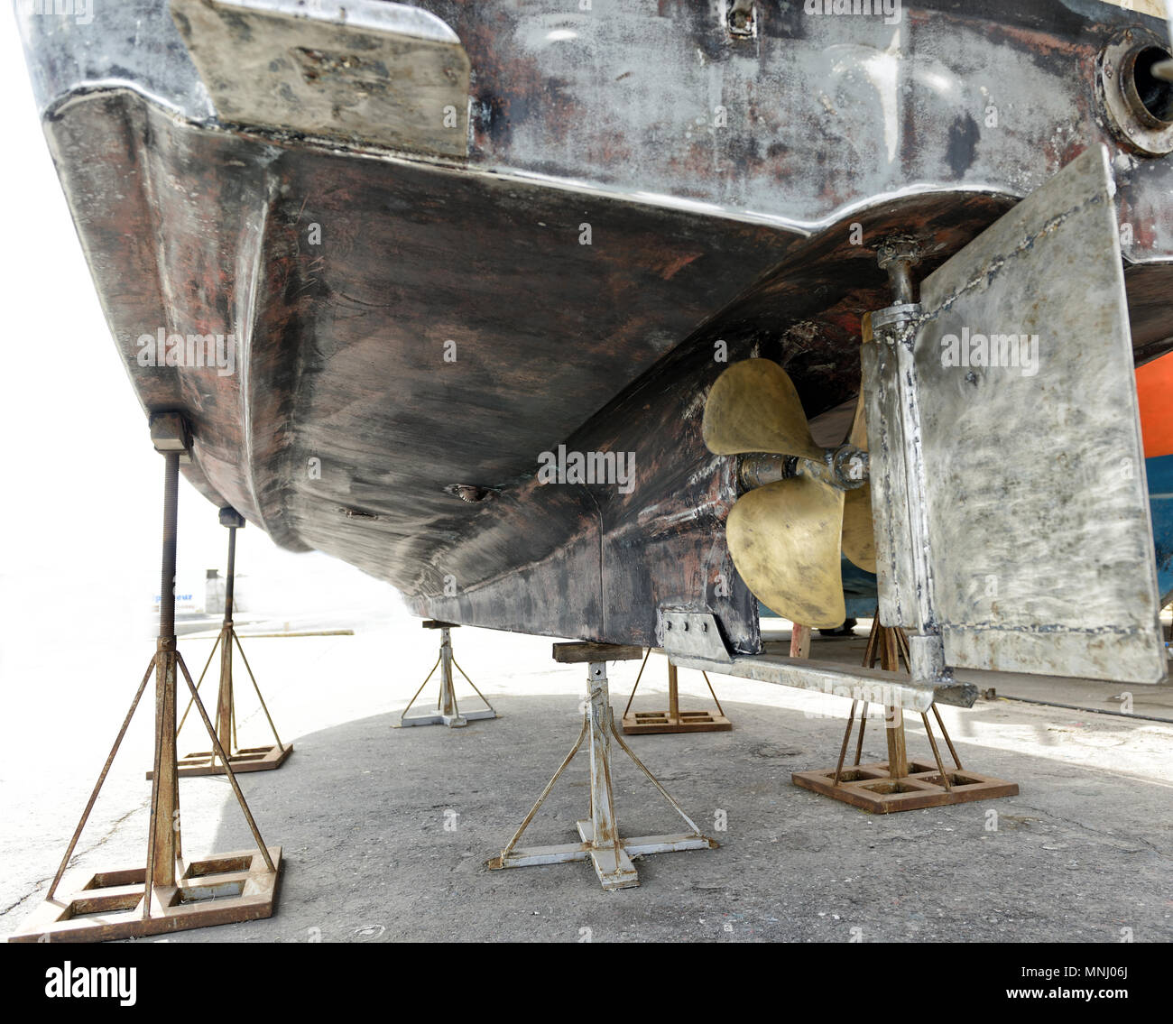 Teil von unten auf ein altes Fischerboot mit einer Schraube Stockfoto