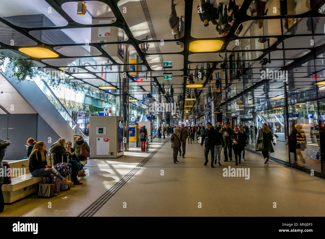 Innerhalb der Hauptbahnhof von Amsterdam, Amsterdam, Niederlande, Europa. Stockfoto