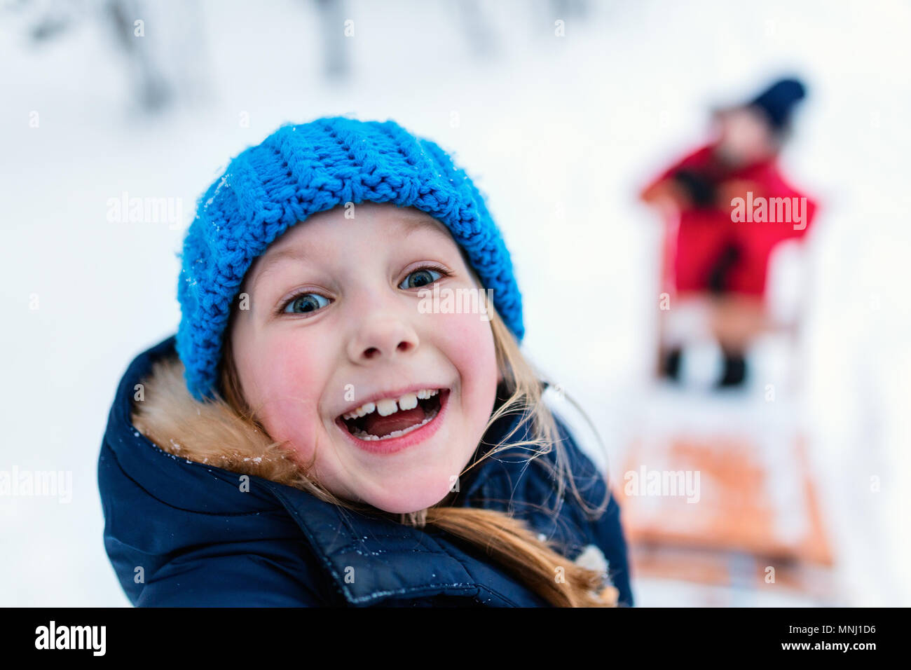 Cute adorable kleinen Mädchen und Jungen im Freien am Weihnachtstag Spaß Rodeln im Schnee Stockfoto