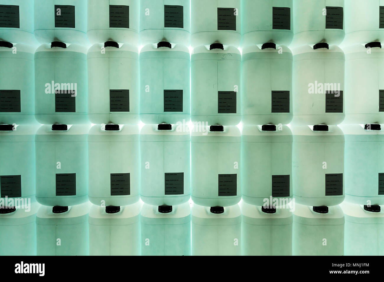 Eine Wand aus Kunststoff Kanister Wasser, Chemikalien, Lab Stockfoto