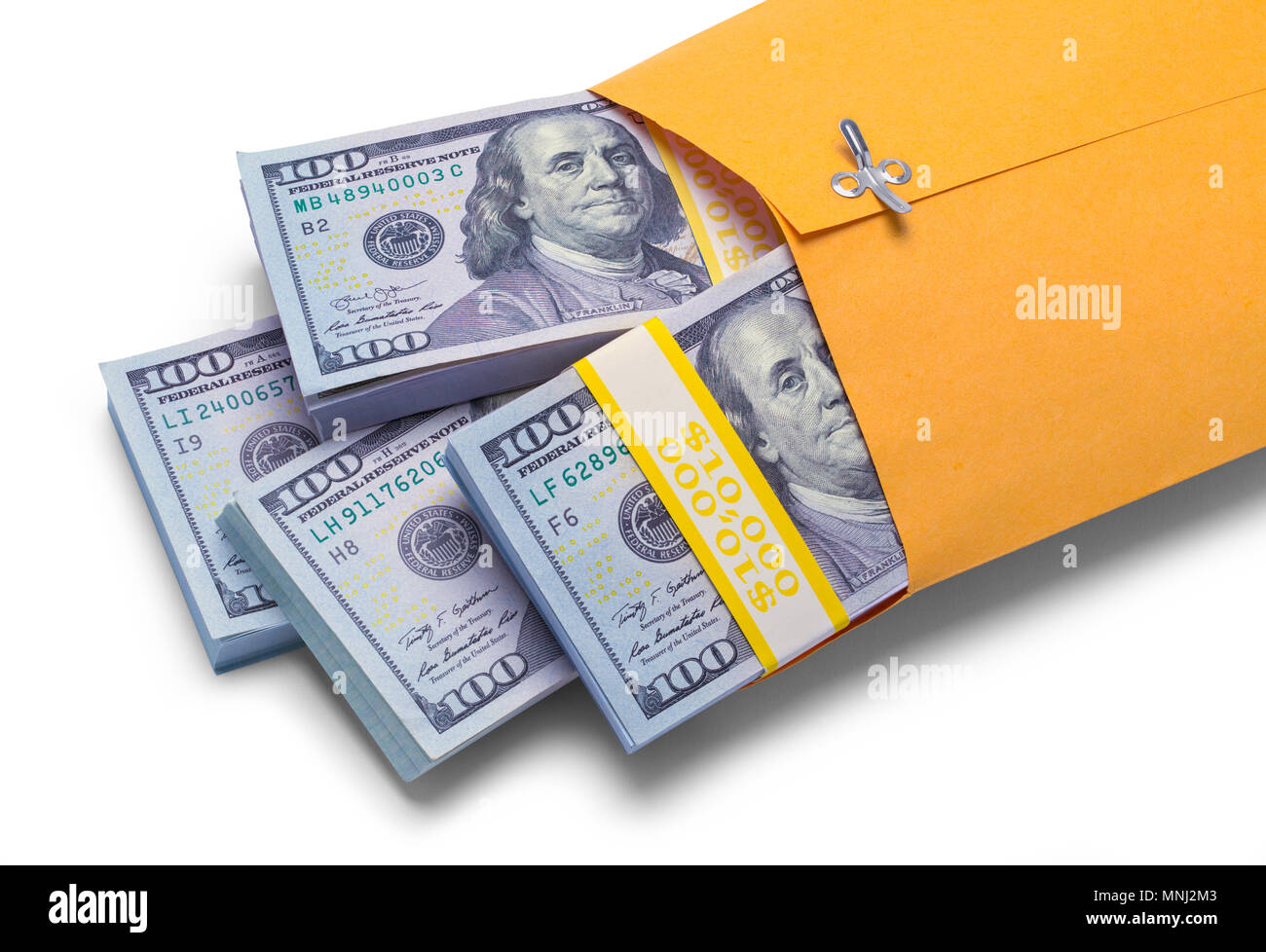 Gelber Umschlag gefüllt mit Hundert-euro-Scheine isoliert auf Weiss. Stockfoto