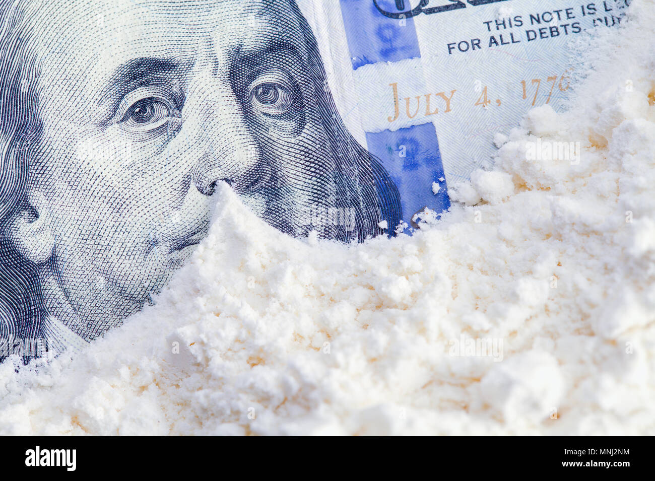 Hundert Dollar Bill mit Kokain geschnupft von Franklin. Stockfoto