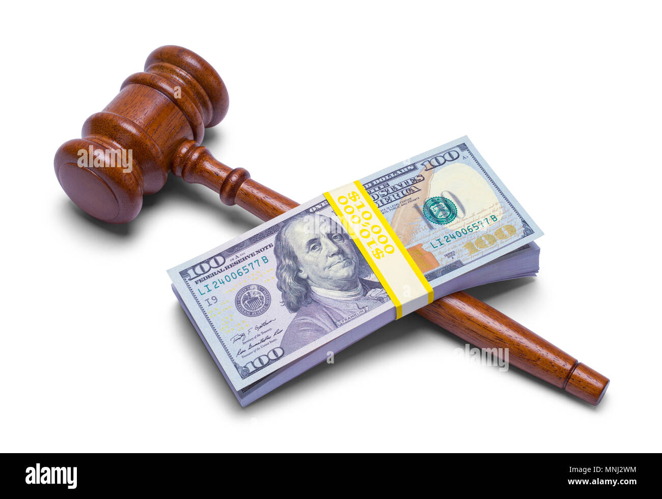 Richter Hammer mit Stack Geld isoliert auf einem weißen Hintergrund. Stockfoto