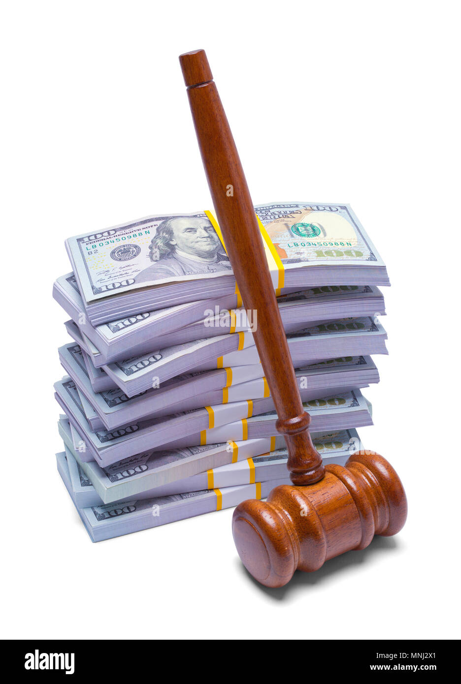 Stapel Geld mit Richter Hammer isoliert auf weißem Hintergrund. Stockfoto