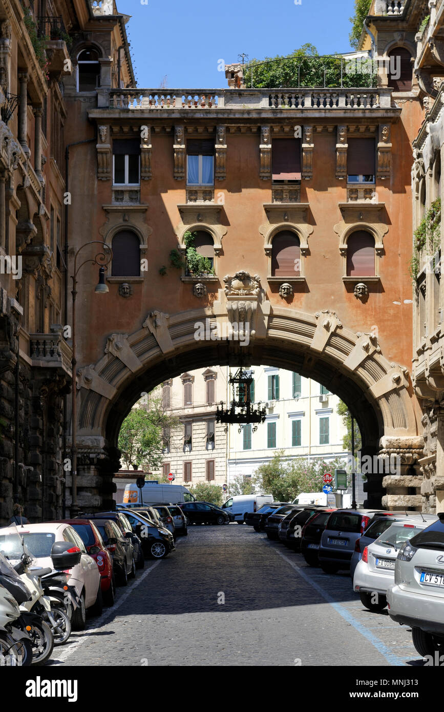 Das Märchen wie gewölbten Eingang zu den Rom Nachbarschaft als Quartiere Coppede, Italien bekannt. Der Architekt und Bildhauer Gino Coppede (1886-1927) w Stockfoto