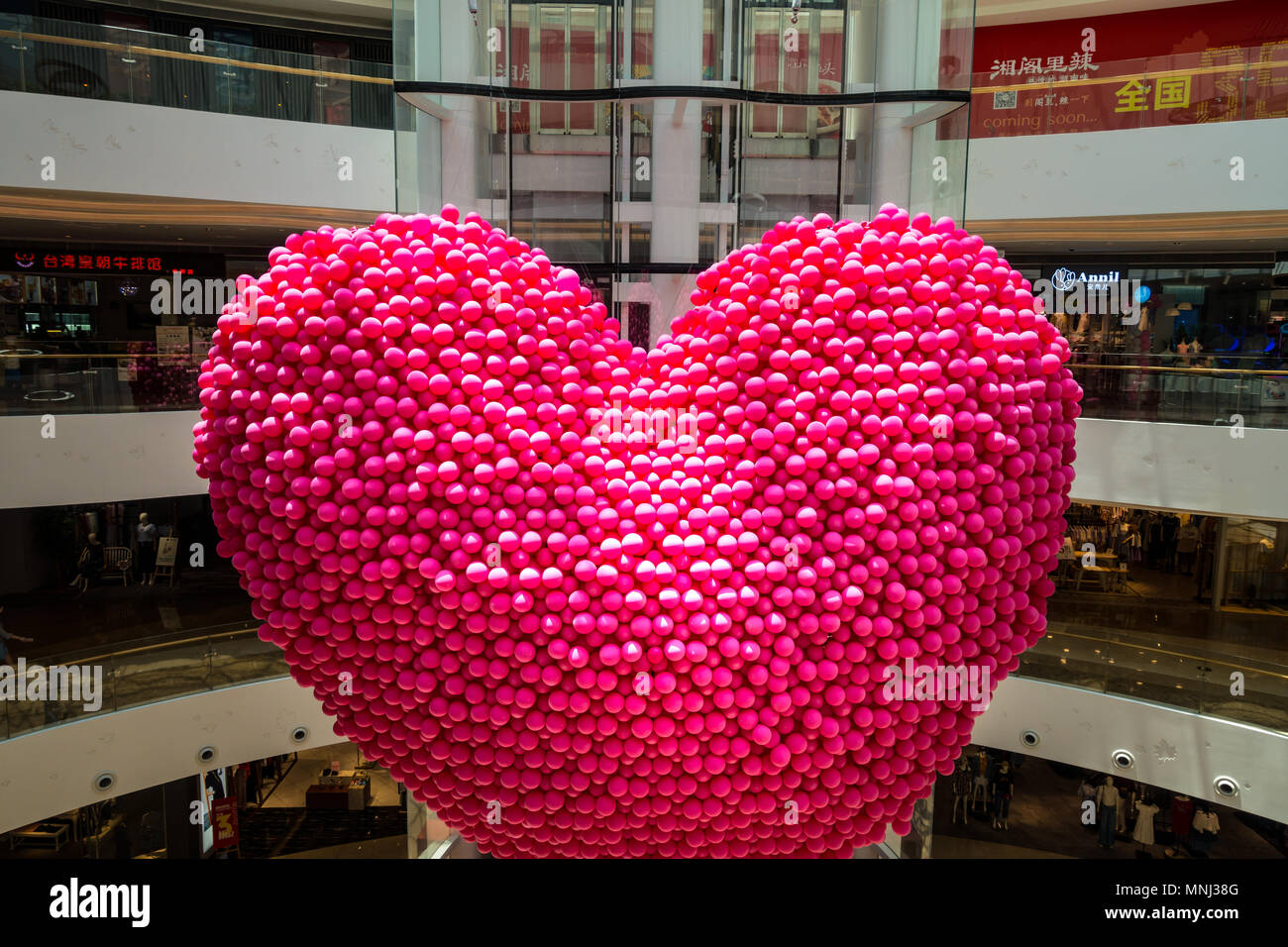 Rosa Luftballons in Herzform Stockfoto
