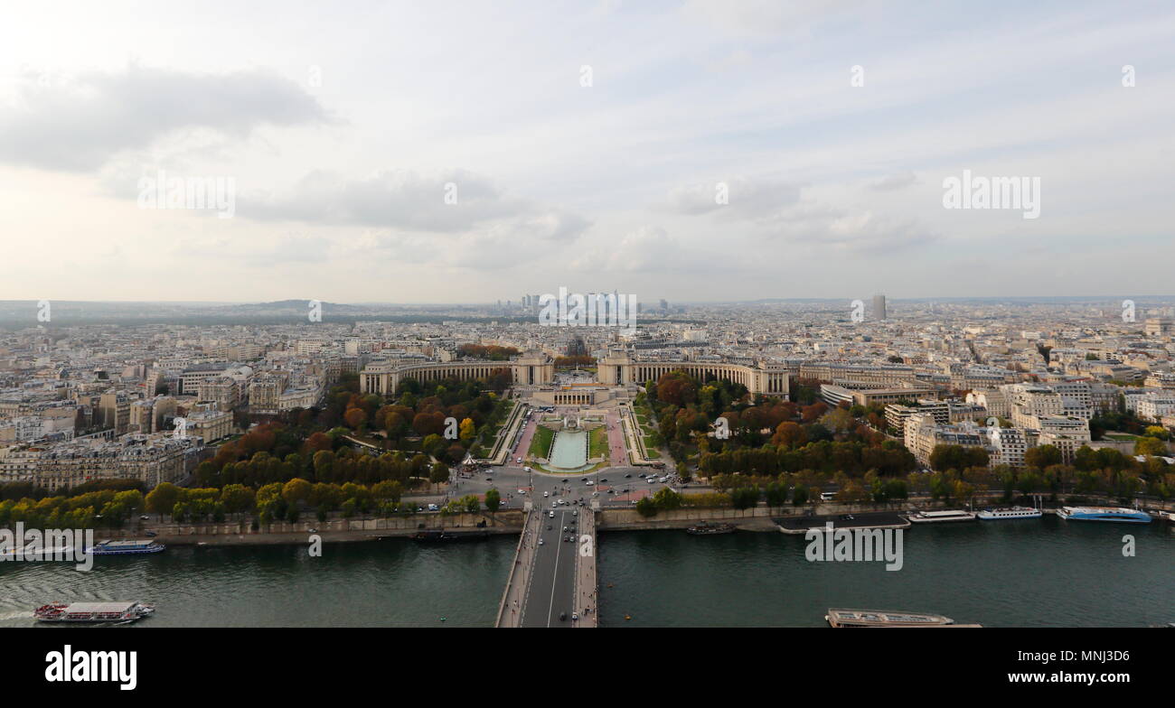 Palais de Chaillot, mit der Coeur Verteidigung ein Büro Wolkenkratzer in La DŽfense, das Hochhaus Geschäftsviertel westlich von ParisParis City Skyline im Hintergrund, gesehen unter die Dächer über den Fluss Seine vom Eiffelturm entfernt. Frankreich. Oktober 2014. Stockfoto