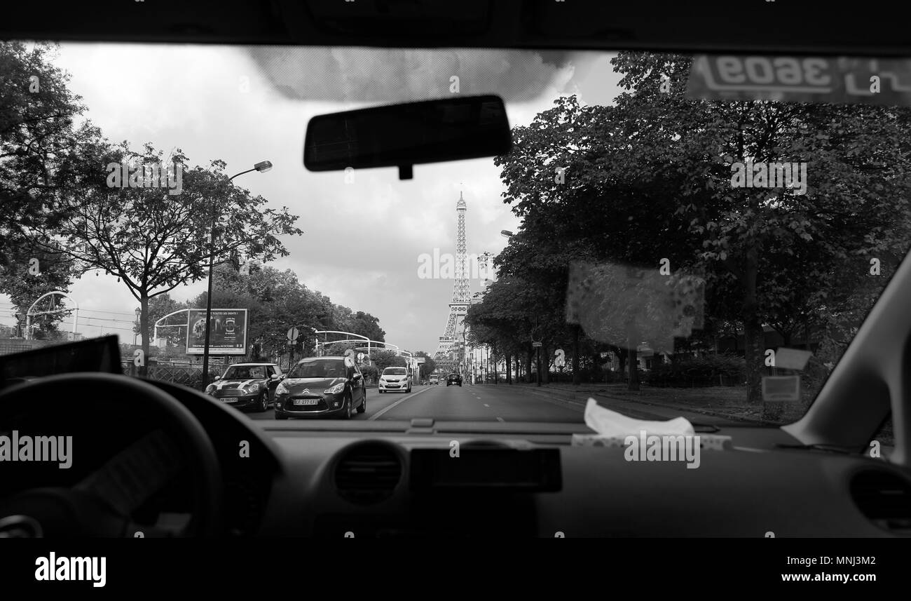 Den Eiffelturm gesehen aus dem Fenster eines Taxis. Paris, Frankreich. Oktober 2014. Stockfoto