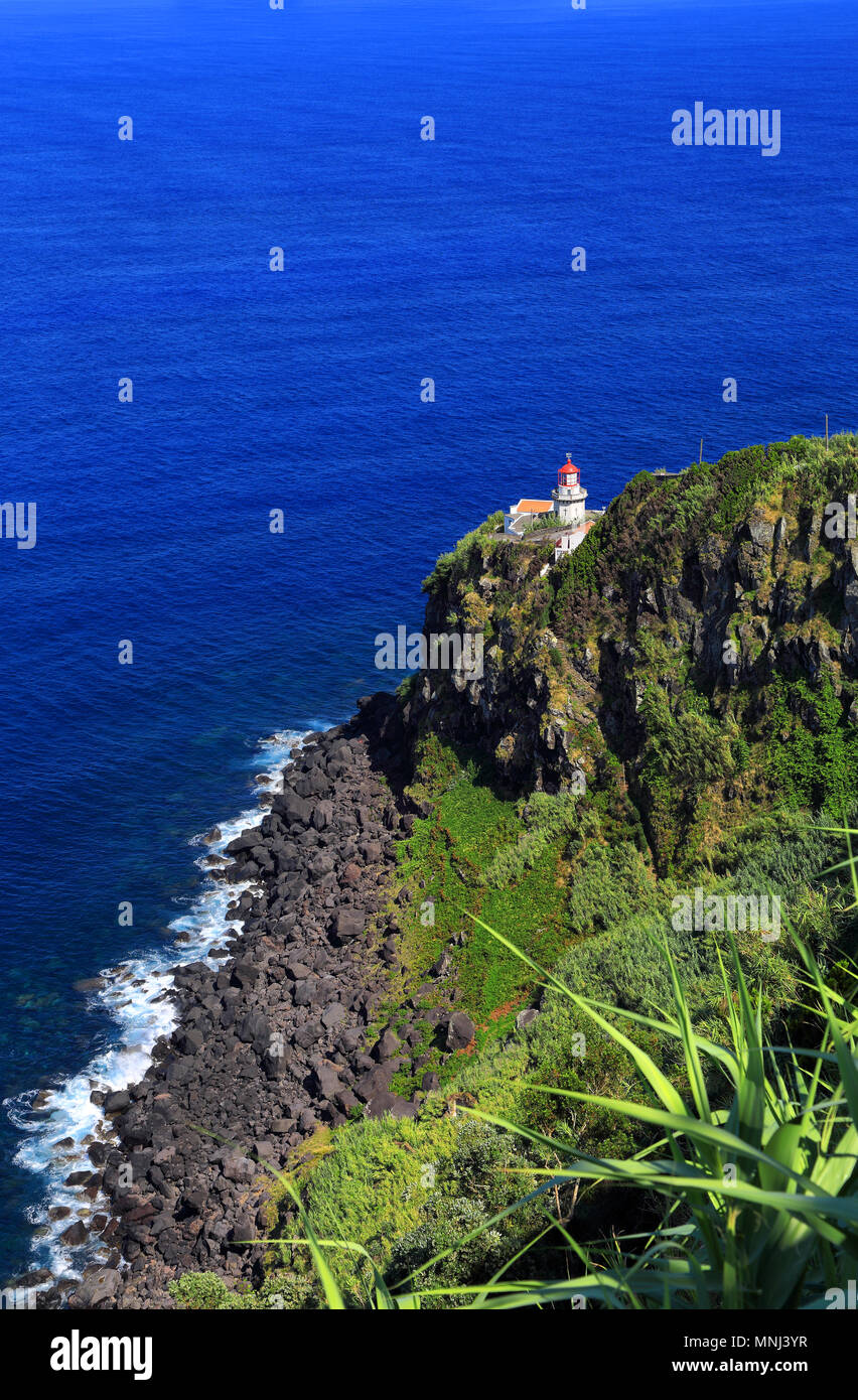 Leuchtturm Farol da Ponta do Arnel, Nordeste, São Miguel, Azoren, Portugal, Europa. Stockfoto