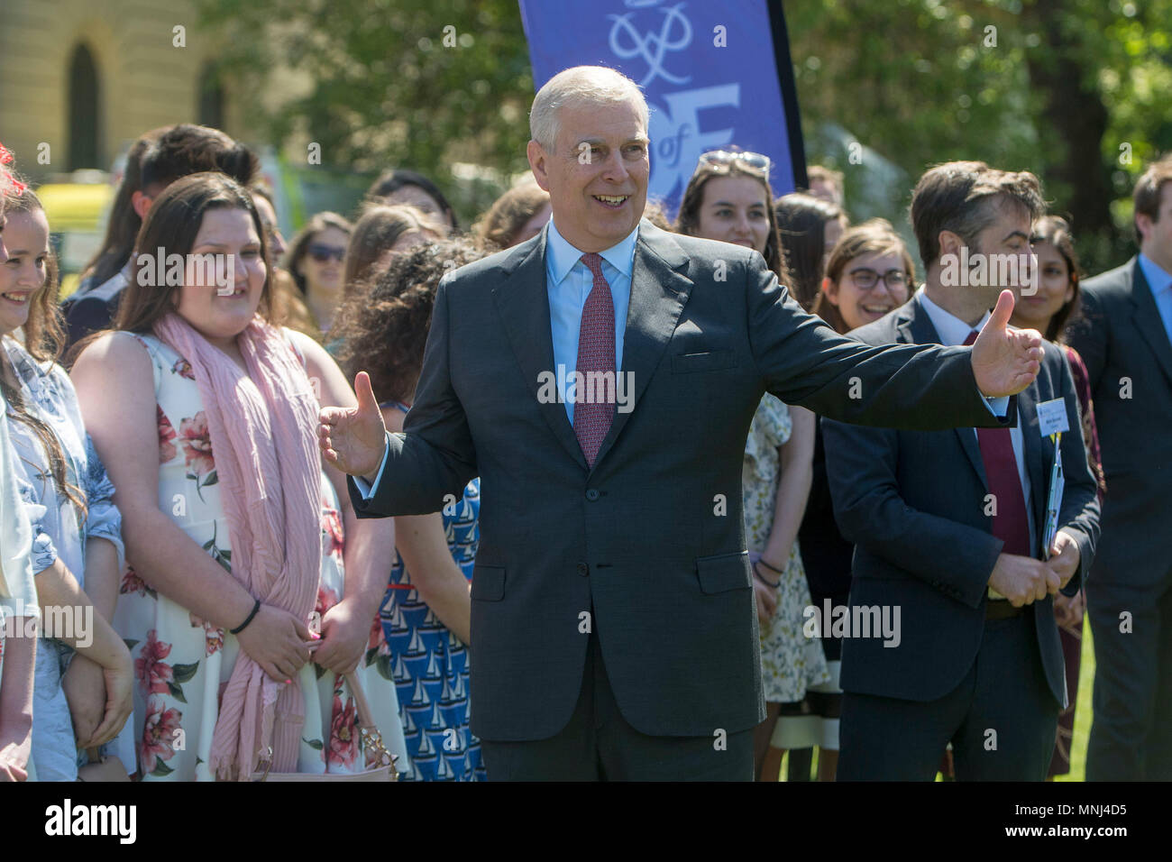 Der Herzog von York trifft die jungen Menschen, die ihr Gold Awards während einer Zeremonie für den Duke of Edinburgh's Award an die Gärten des Buckingham Palace in London erreicht haben. Stockfoto