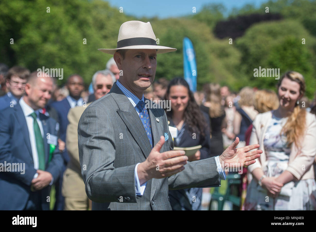Der Graf von Wessex trifft die jungen Menschen, die ihr Gold Awards während einer Zeremonie für den Duke of Edinburgh's Award an die Gärten des Buckingham Palace in London erreicht haben. Stockfoto