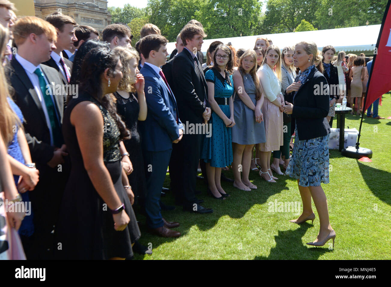 Die Gräfin von Wessex spricht mit jungen Menschen, die ihr Gold Awards während einer Zeremonie für den Duke of Edinburgh's Award an die Gärten des Buckingham Palace in London erreicht haben. Stockfoto