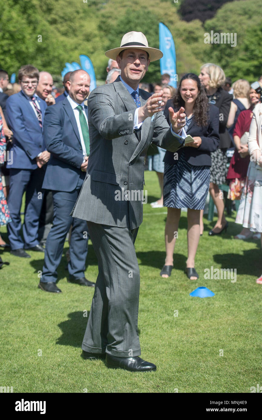 Der Graf von Wessex trifft die jungen Menschen, die ihr Gold Awards während einer Zeremonie für den Duke of Edinburgh's Award an die Gärten des Buckingham Palace in London erreicht haben. Stockfoto