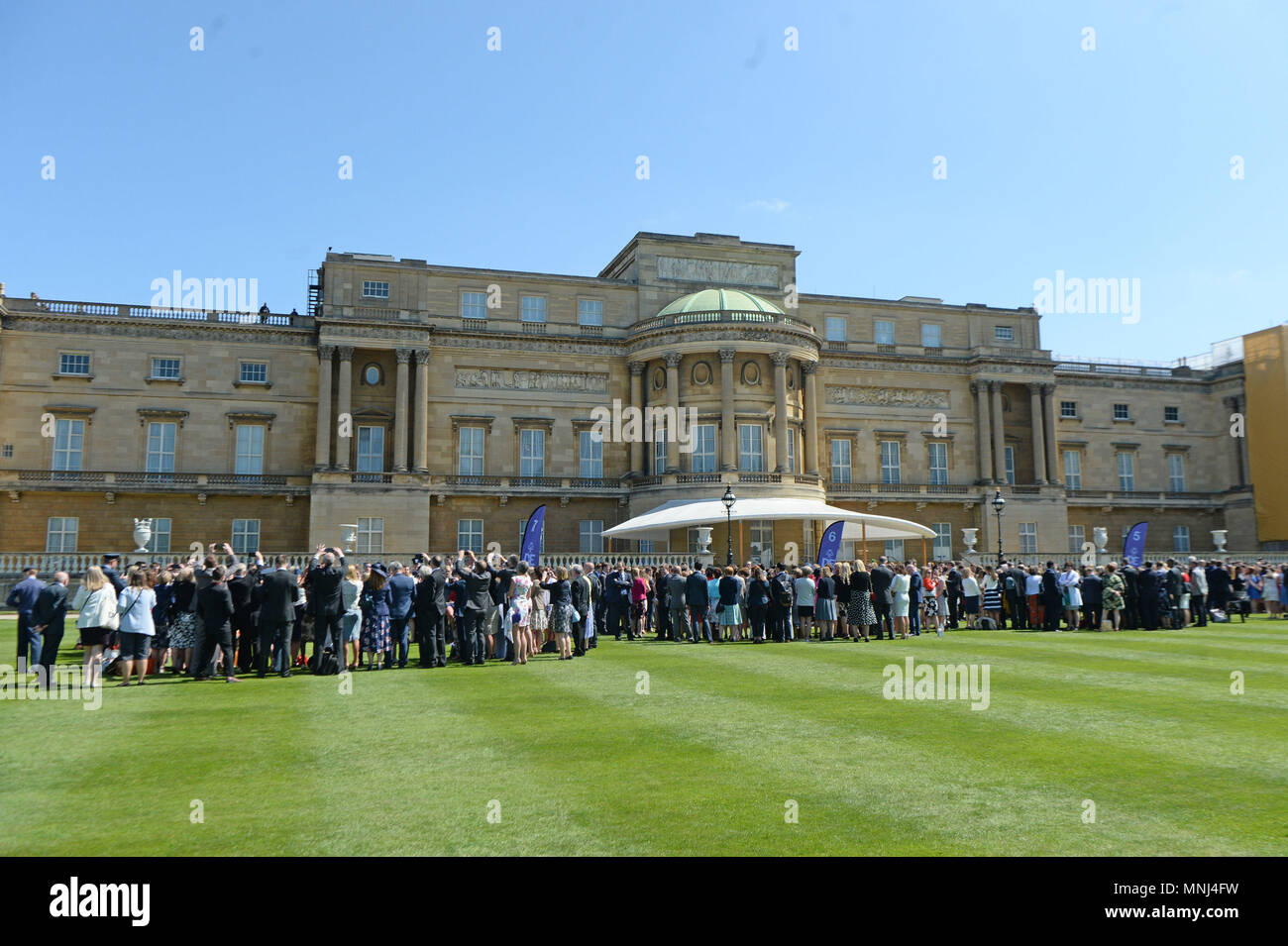 Einen Blick auf den Buckingham Palace in London als Graf und Gräfin von Wessex, dem Herzog von York, Host einen Empfang für junge Menschen, die ihr Gold Awards in den Duke of Edinburgh's Award erreicht haben. Stockfoto