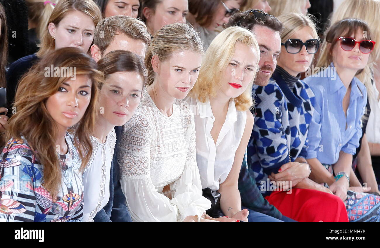 Nicole Scherzinger, Anna Friel, Alice Eve, Charlotte Dellal und Laura Bailey an der vorderen Zylinderreihe auf der Temperley London Frühling Sommer 2015 fashion show bei der Londoner Fashion Week 2015.14 September 2015 --- Bild von: © Paul Cunningham Stockfoto