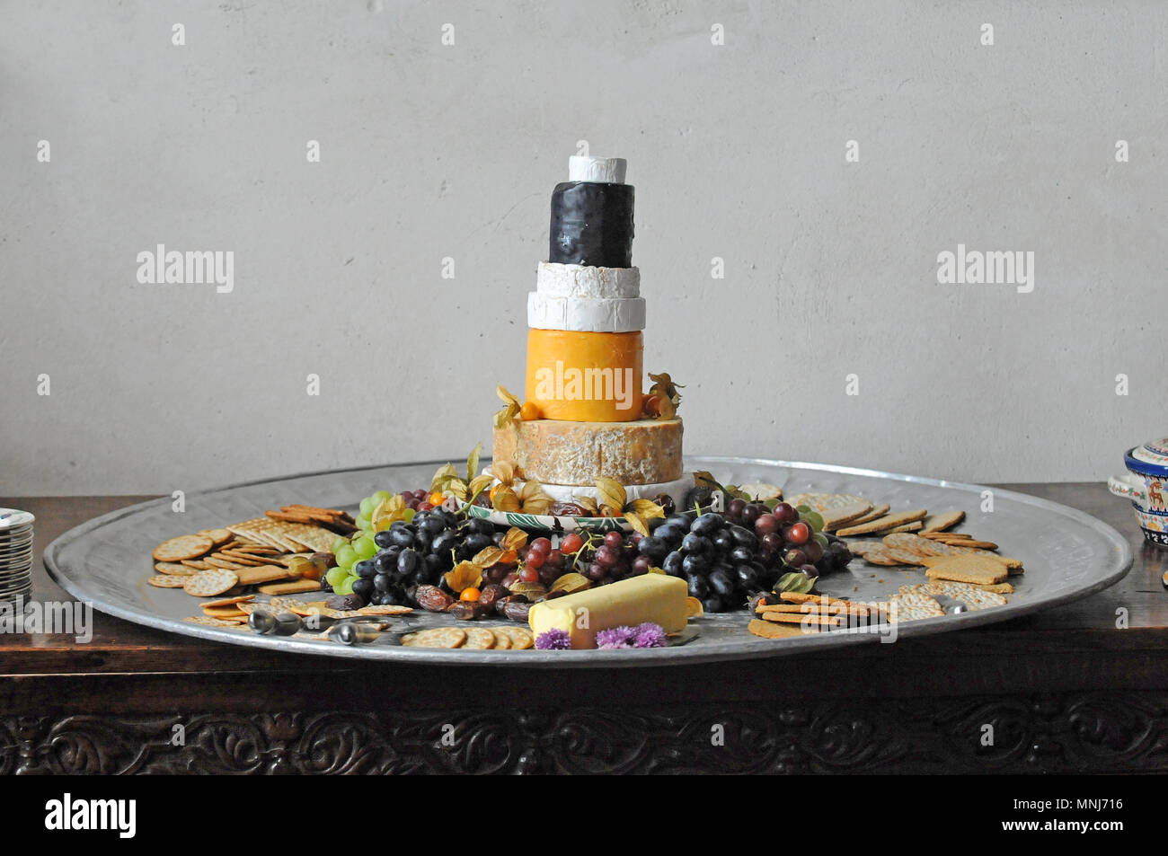 Echten Käse Kuchen aus gestapelten reale Umläufe von Käse gemacht für eine Hochzeit Stockfoto