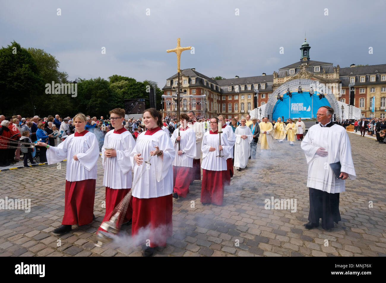 Knechte und Altar Jungen/Mädchen, die sich in der Verehrung für einen Dienst in der Kirche während der Deutschen Katholischen Kirche 101th Congress am 13. Mai 2018 in Münster, Deutschland Stockfoto