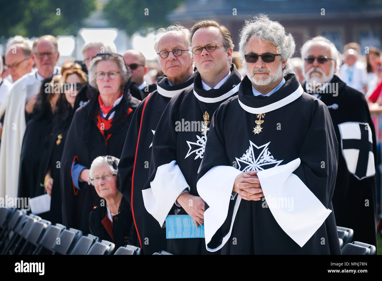 Ritter des Ordens in ihren Kostümen in einem kirchlichen Dienst während der Deutschen Katholischen Kirche 101th Congress am 12.Mai 2018 in Münster, Deutschland Stockfoto