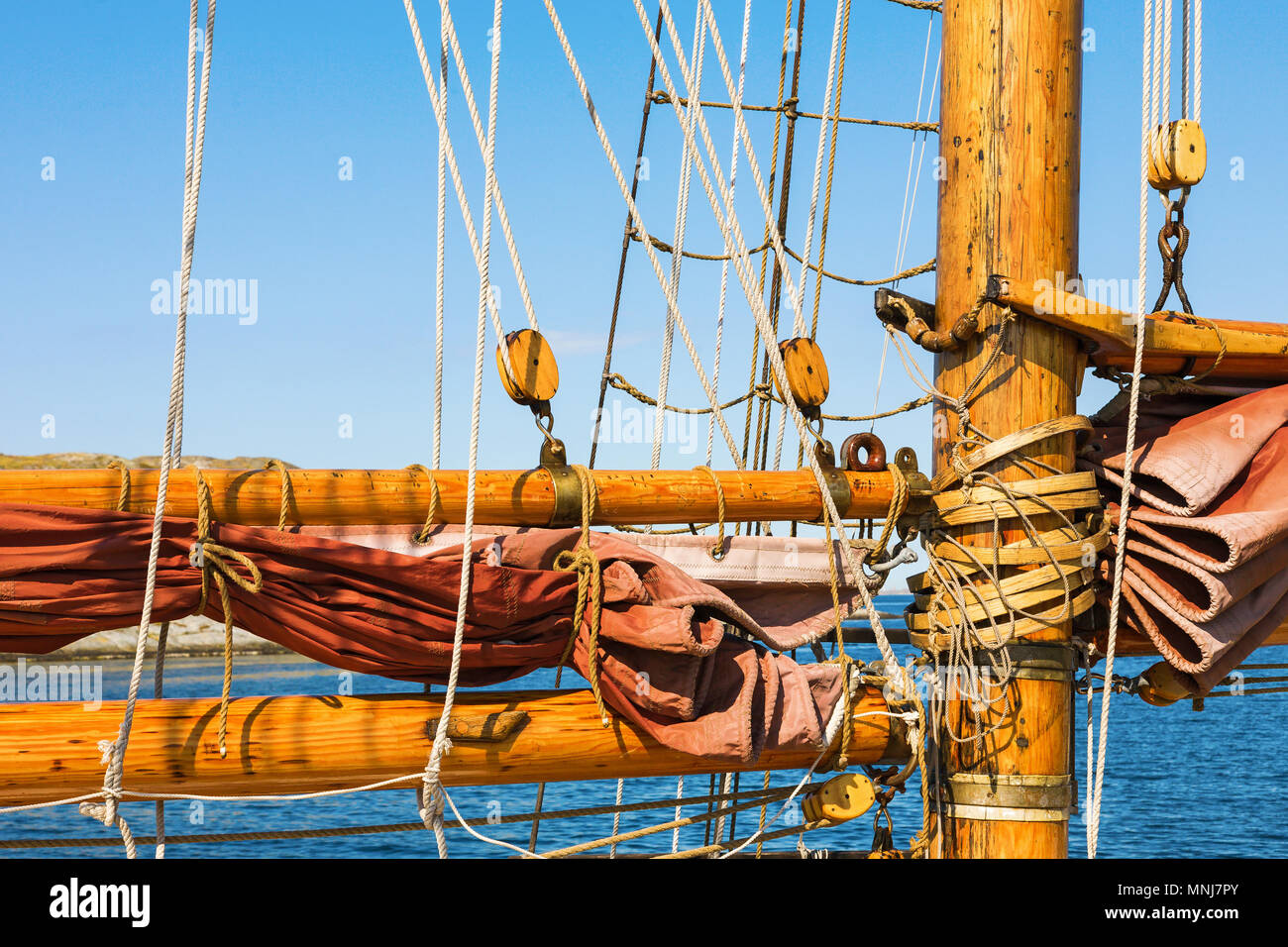 Alte hölzerne Mast mit Segel auf einem Segelschiff Stockfoto