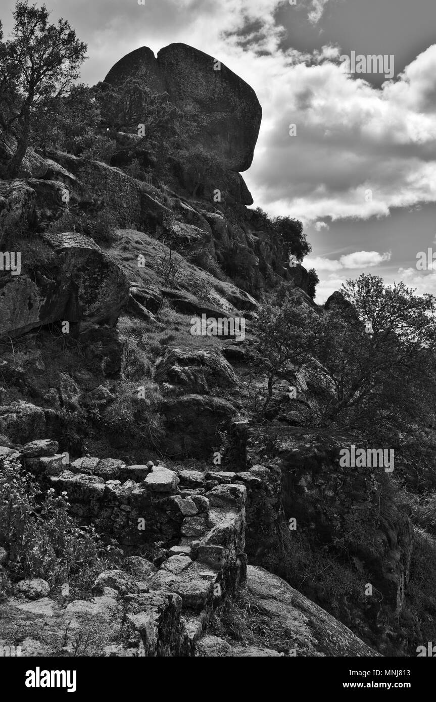 Felsige Landschaft im mittelalterlichen Dorf von Monsanto in Castelo Branco, Portugal Stockfoto