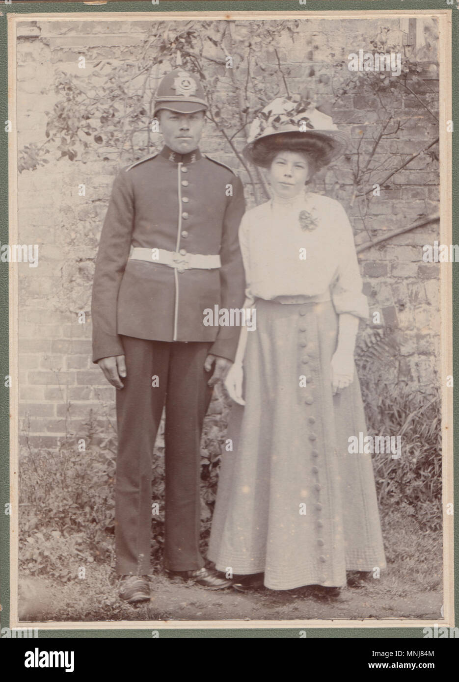 Kabinett Karte der Viktorianischen Soldat oder (Polizist?) Stand Neben einer Dame Stockfoto