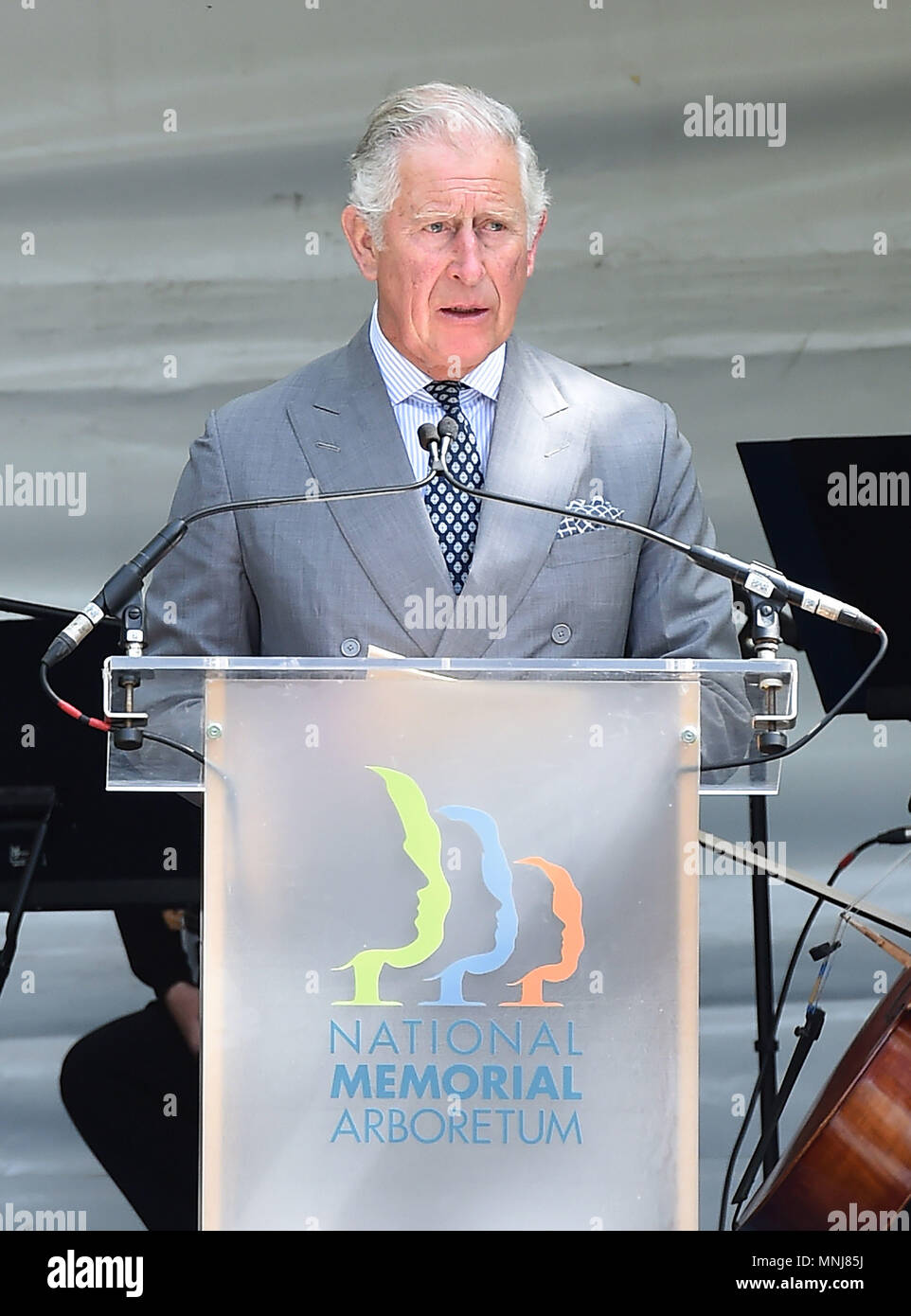 Der Prinz von Wales und die Herzogin von Cornwall während einer Widmung Service für die Nationale Gedenkstätte für die Opfer des Britischen überseeischen Terrorismus im National Memorial Arboretum in Staffordshire. Stockfoto